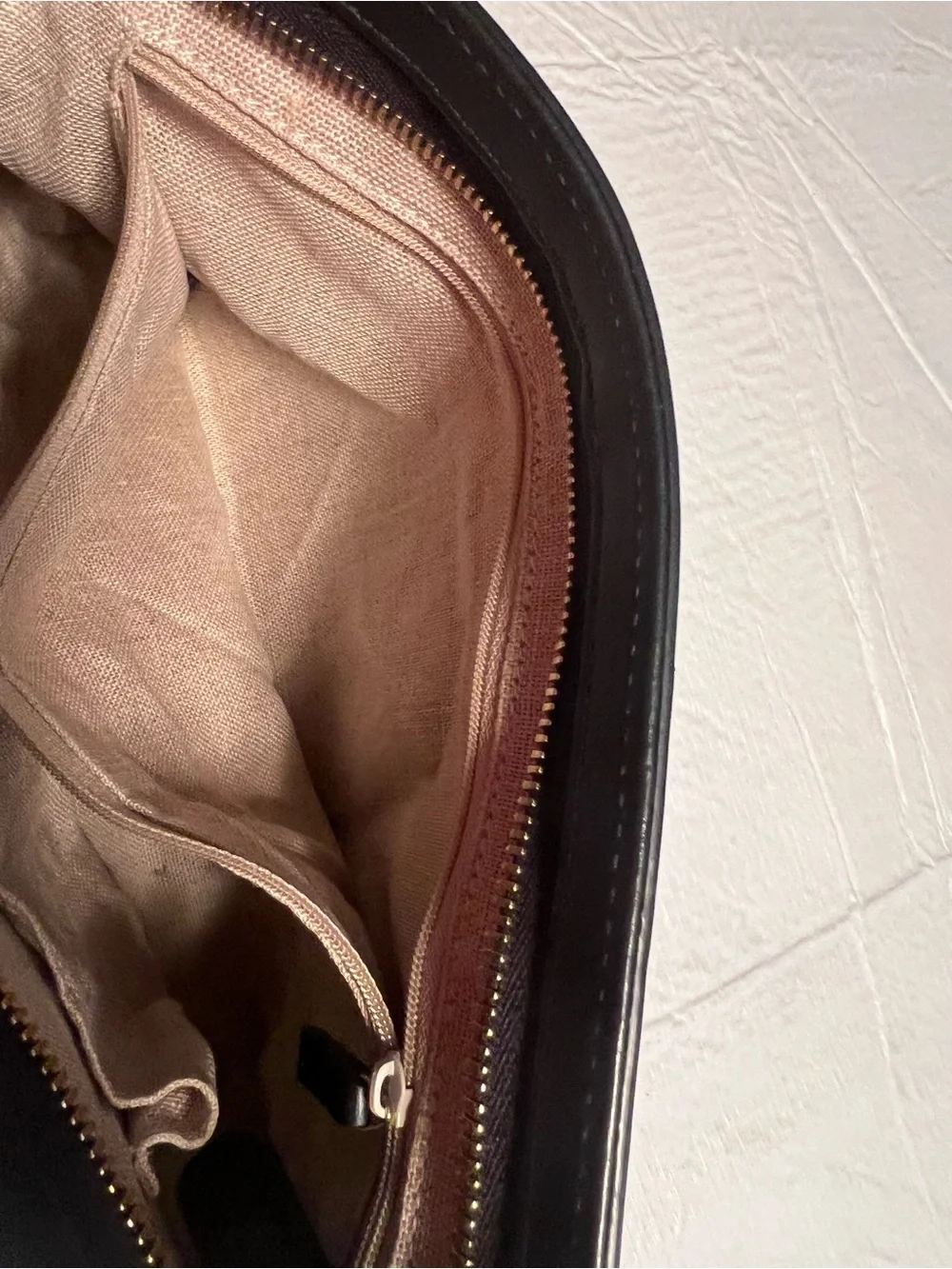 Gucci Black Embossed Leather Messenger Crossbody